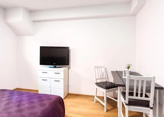 Modernes Basement-Studio Mit Queensize-Boxspringbett Und Walk-In Dusche Mit Guter Anbindung In Die Innenstadt