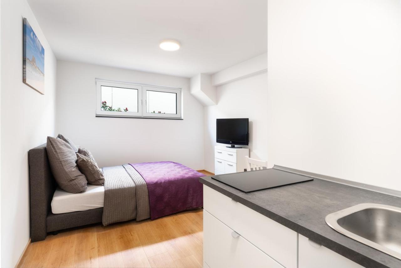 Modernes Basement-studio Mit Queensize-boxspringbett Und Walk-in Dusche Mit Guter Anbindung In Innenstadt *
