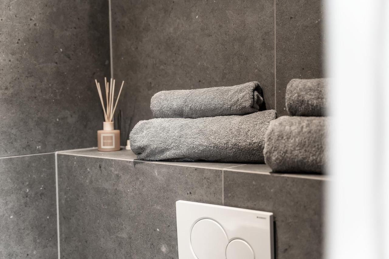 Modernes Basement-studio Mit Queensize-boxspringbett Und Walk-in Dusche Mit Guter Anbindung In Innenstadt Apartment