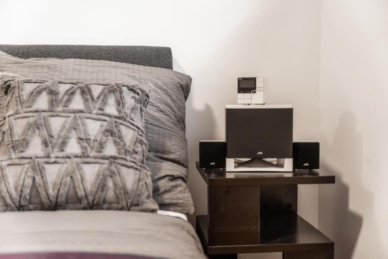 Modernes Basement-studio Mit Queensize-boxspringbett Und Walk-in Dusche Mit Guter Anbindung In Innenstadt Apartment