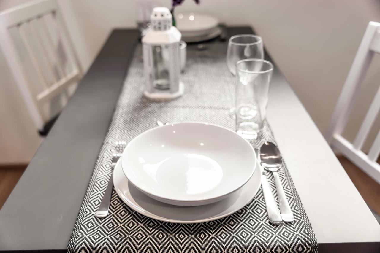 Modernes Basement-studio Mit Queensize-boxspringbett Und Walk-in Dusche Mit Guter Anbindung In Innenstadt